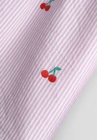 Tessuto a righe rosa decorato con ciliegie rosse ricamate con gambi verdi. La trama appare liscia, con una qualità leggera e traspirante.