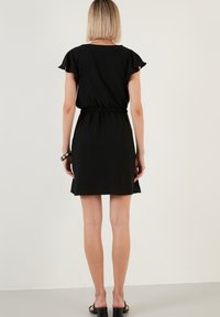 LELA REGULAR FIT - Päevakleit - black