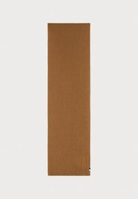 Brun ribbad scarf i mjukt material, med en subtil logotypdetalj i ena änden och en texturerad yta genomgående.