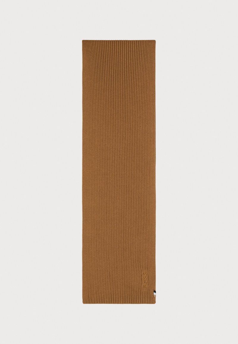 Brun ribbad scarf i mjukt material, med en subtil logotypdetalj i ena änden och en texturerad yta genomgående.