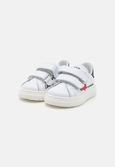 Scarpe in pelle bianca con accenti grigi e rossi, dotate di doppie cinghie in velcro e suola in gomma testurizzata. Dettagli di cucitura e branding notevoli.