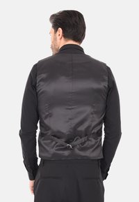 Gilet nero in satin con fit su misura, caratterizzato da una texture liscia e una regolazione con fibbia sul retro per una vestibilità personalizzabile.