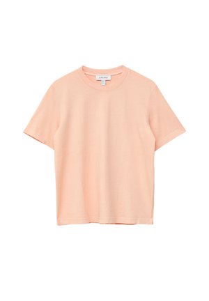 Licht perzikgekleurde T-shirt met korte mouwen gemaakt van zachte stof. Heeft een ronde halslijn en een ontspannen pasvorm met nette randen. Geheel zonder patronen of accenten.