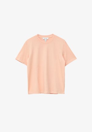 Camiseta de manga corta de color melocotón claro, hecha de tela suave. Presenta un cuello redondo y un corte relajado con bordes limpios. Sin patrones ni detalles.