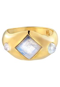 Guldfärgad ring med en central diamantformad månsten och två rundade stenar, en genomskinlig vit och en ljusblå, med en slät yta.