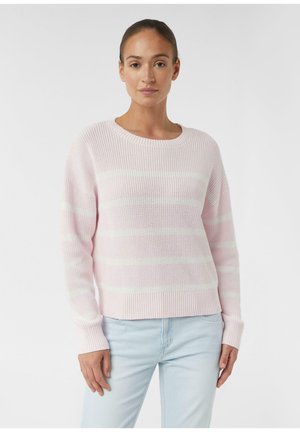 Helles rosa gestricktes Sweatshirt mit weißen horizontalen Streifen, Rundhalsausschnitt und gerippten Bündchen. Weiche Textur, lässiger Schnitt, kombiniert mit hellblauen Jeans.