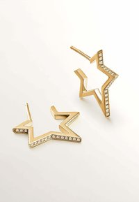 Pendientes en forma de estrella dorada con un diseño en zigzag, adornados con piedras de rhinestone transparentes a lo largo de uno de los bordes. Ligeros y modernos.