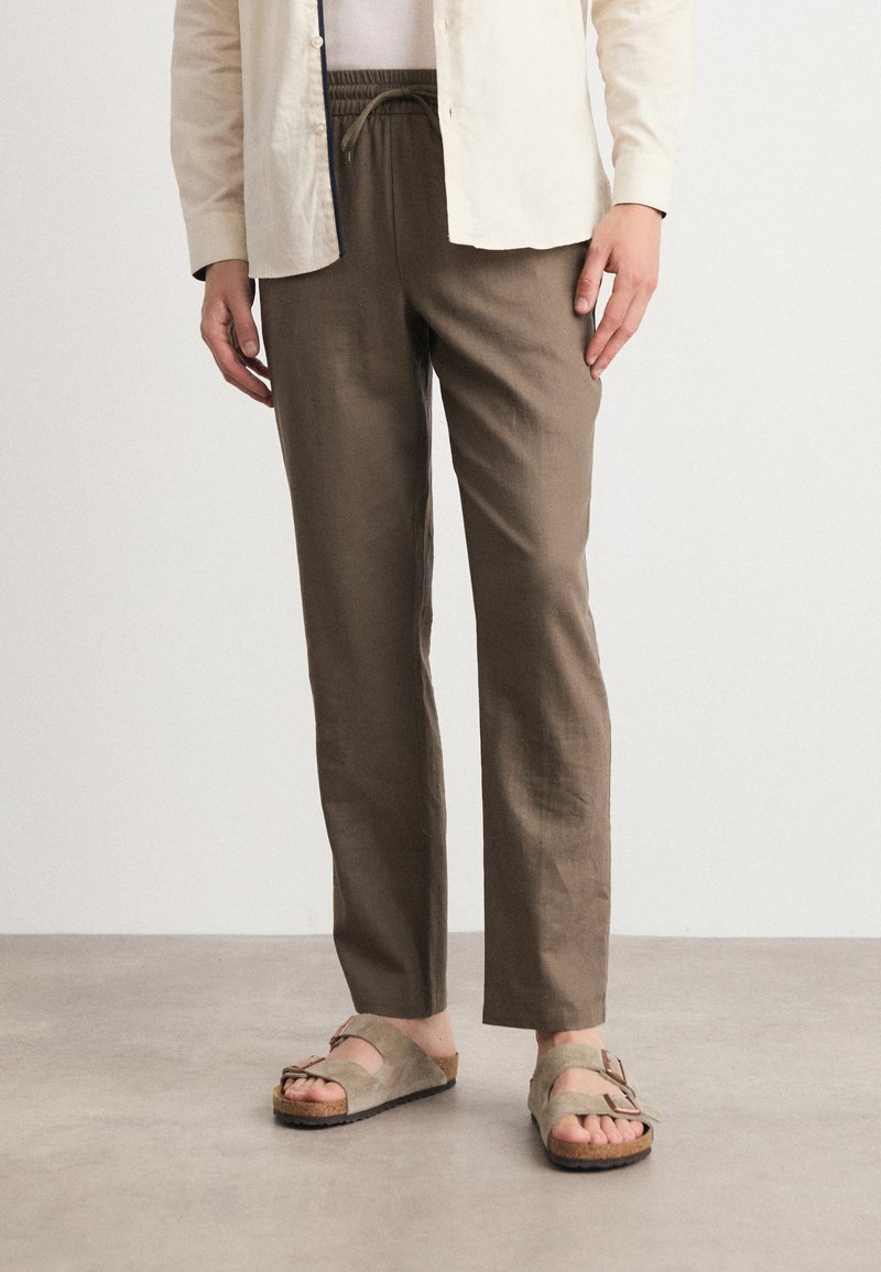 Les Deux PATRICK PANTS - Pantaloni - brown