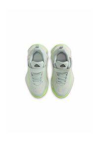 Las zapatillas deportivas grises presentan una parte superior de malla, una correa segura y acentos en verde neón en la suela y los laterales. Superficie texturizada para un mejor agarre.