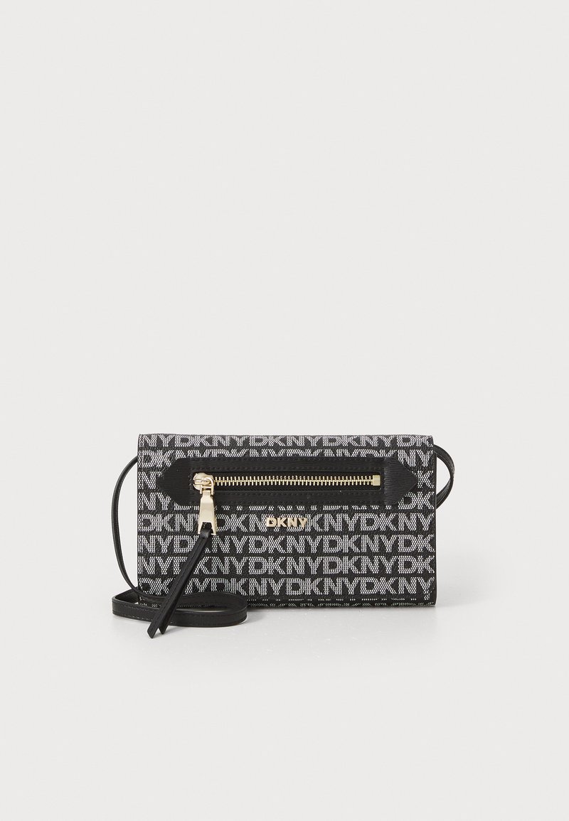 Juoda ir balta rankinė su pakartotiniu "DKNY" logotipu, horizontaliu užtrauktuku, aukso spalvos užtrauktuko detale, tekstūruotu audiniu ir nuimamu peties dirželiu.