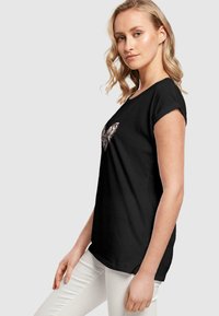Merchcode VALENTINES DAY-LEOPARD HEART EXTENDED  - T-shirts med print - black
