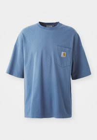 Blå bomulds t-shirt med rund halsudskæring, korte ærmer og en venstre brystlomme med et logo patch. Glat tekstur og afslappet pasform.