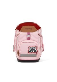 Zaino rosa con una patch di procione, fondo grigio e striscia riflettente. Presenta dettagli rossi e un design strutturato con più scomparti.