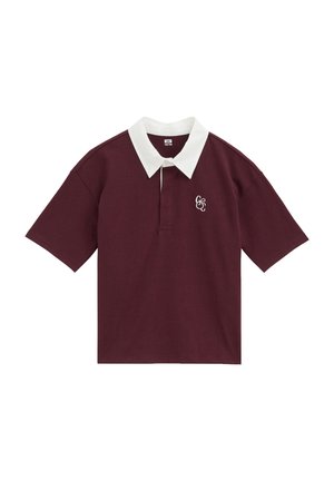 Majica polo kratkih rukava boje tamnocrvene (maroon) s bijelim ovratnikom i malim bijelim izvezenim logom na lijevoj strani prsa.