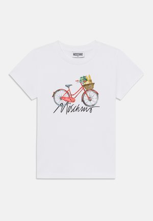 Camiseta blanca de algodón con un gráfico de una bicicleta roja con una cesta que contiene baguettes y vegetación, acentuada por el nombre de la marca "Moschino."