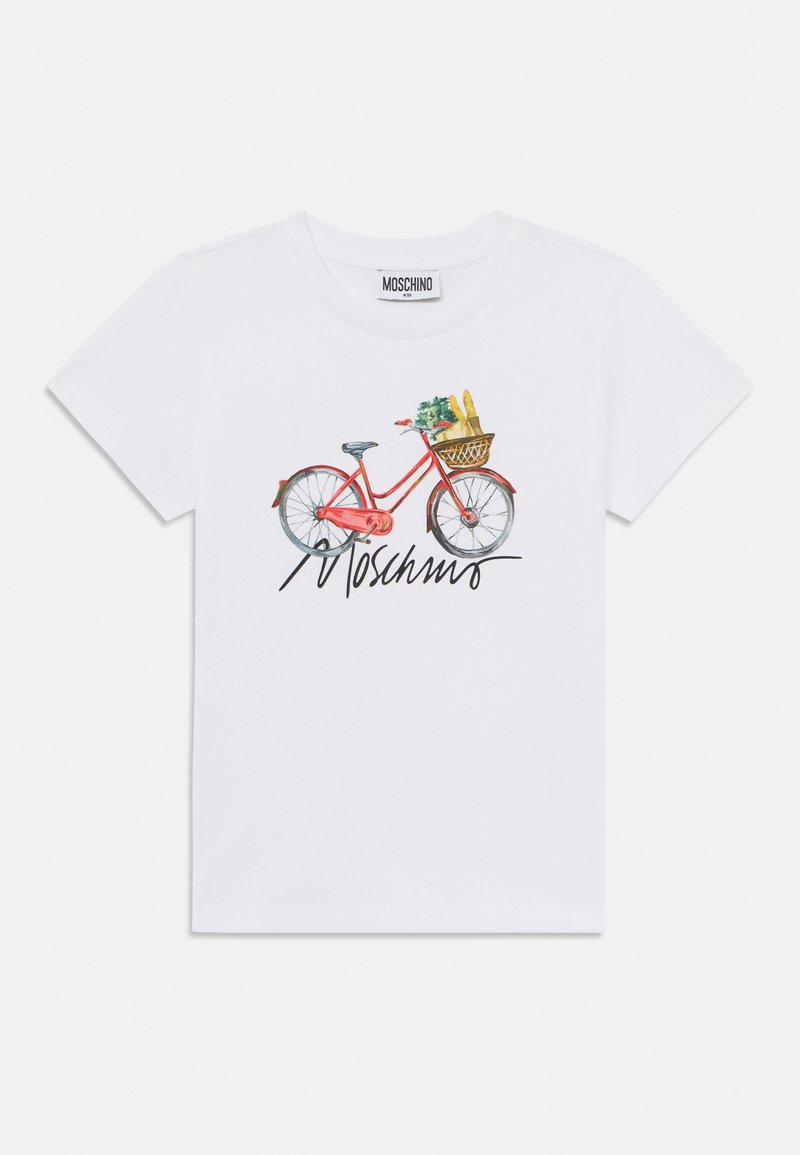 Camiseta blanca de algodón con un gráfico de una bicicleta roja con una cesta que contiene baguettes y vegetación, acentuada por el nombre de la marca "Moschino."