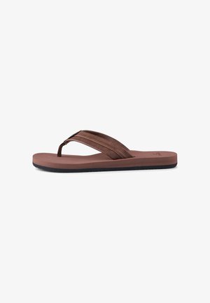 Brune flip-flops med strop af tekstureret stof og en polstret fodseng. Ydersålen er sort og kontrasterer med den brune sål.