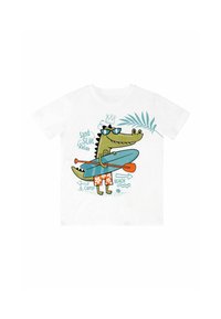 Hvid bomulds T-shirt med et tegneseriealligators i solbriller, der holder et surfbræt, med farverig tryk af palmeblade og tekstelementer.