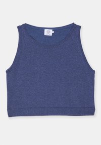 Námořnicky modrý krátký top bez rukávů z měkké látky. Má zaoblený výstřih a žebrované lemy pro přiléhavý vzhled. Štítek je viditelný uvnitř.