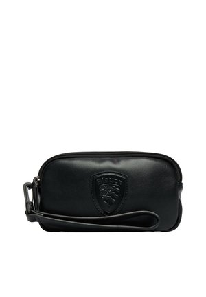 Pochette da polso in pelle nera con cerniera, logo a scudo in rilievo sul davanti e tracolla staccabile sul lato sinistro.