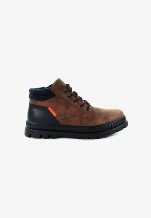 Braune Leder-Stiefelette mit schwarzer Sohle, navyblauem gepolstertem Kragen, braunen Schnürsenkeln und rotem Bugatti-Stoffetikett an der Seite.
