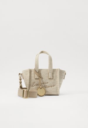 Borsa tote in tessuto beige con doppie maniglie superiori, tracolla rimovibile, motivo logo in rilievo e dettaglio charm in tonalità oro.