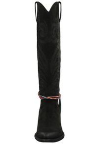 Bota de ante negra hasta la rodilla con un patrón en espiral decorativo, punta afilada y un lazo trenzado multicolor alrededor del tobillo.