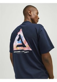 Jack & Jones JCOTRIANGLE CREW NECK  - Tricou cu imprimeu - navy blazer