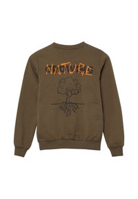 Brązowy sweatshirt z grafiką czarnego drzewa i korzeni, z pomarańczowym napisem "NATURE" na czarnych literach z tyłu, ściągacze na mankietach i dolnym brzegu.