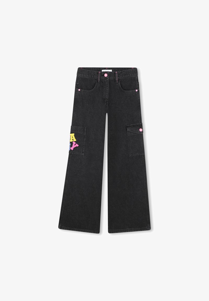 Jean large noir en denim, doté de quincaillerie rose, de deux poches cargo et d'imprimés graphiques colorés sur le côté.