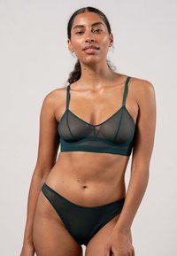 Türkisfarbene Mesh-Bralette mit dünnen Trägern und dreieckiger Form, kombiniert mit passenden Mesh-Bikini-Höschen im Schnitt, die eine glatte Textur aufweisen.