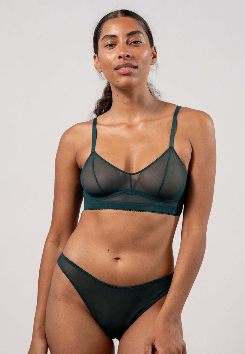 Türkisfarbene Mesh-Bralette mit dünnen Trägern und dreieckiger Form, kombiniert mit passenden Mesh-Bikini-Höschen im Schnitt, die eine glatte Textur aufweisen.