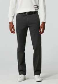 Grijze katoenen broek met een rechte pasvorm, voorzien van een zwarte riem en witte sneakers. Eenvoudig ontwerp, gladde textuur en geen zichtbare patronen.