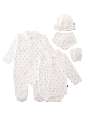 Fünfteiliges Babybekleidungsset beinhaltet einen Reißverschluss-Overall, einen Langarm-Body, eine Mütze, ein Lätzchen und Fäustlinge, alle aus weicher, cremefarbener Baumwolle mit einem Schafmuster.