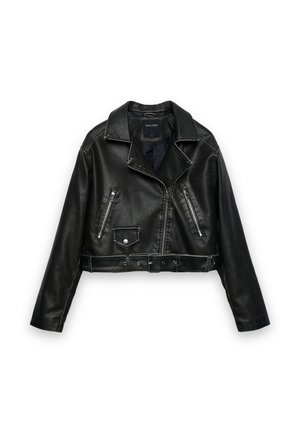 Blouson motard en cuir noir raccourci avec fermeture éclair asymétrique à l'avant, deux poches zippées, une poche à bouton-pression et une ceinture à boucle à la taille.