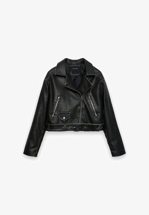 Blouson motard en cuir noir raccourci avec fermeture éclair asymétrique à l'avant, deux poches zippées, une poche à bouton-pression et une ceinture à boucle à la taille.