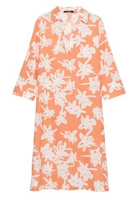 Perzikkleurige linnen jurk met een kraag en driekwart mouwen, voorzien van witte bloemenpatronen over de hele jurk.