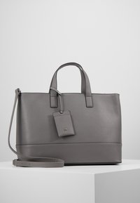Bolso tote sintético gris con asas dobles, correa para el hombro desmontable, superficie texturizada y una etiqueta de equipaje a juego con logo en relieve.