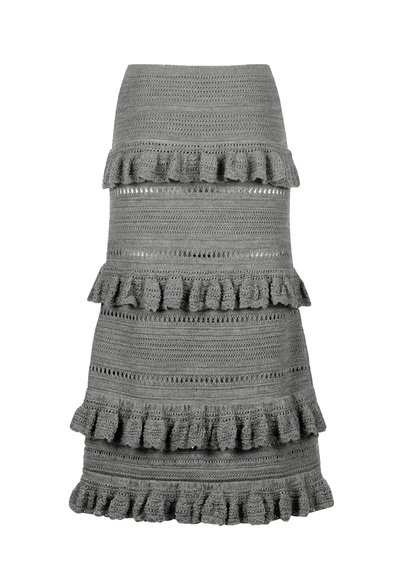 Siva kukičana suknja s tri slojevita volana, s teksturiranim uzorkom horizontalnih pruga i detaljima proreza.