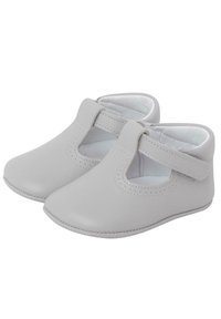 Scarpe per bambino in pelle grigia con design a T-strap, punte arrotondate e morbida fodera bianca. Presentano cuciture decorative lungo i bordi.