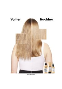 Før- og etter-sammenligning av hår. Til venstre: krusete, strukturert blondt hår. Til høyre: glatt, rett blondt hår. Produktflasker plassert nederst til høyre.