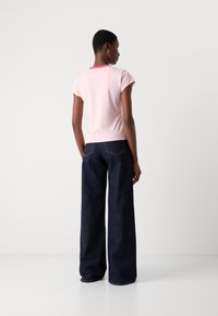 Calvin Klein Jeans RETRO LOGO GRAPHIC TEE - T-shirts med print - sweet pink
