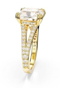 Goldring mit einem großen, rechteckigen klaren Stein, der in vier Krappen gehalten wird. Der Ringband ist an den Seiten mit kleinen klaren Steinen verziert.