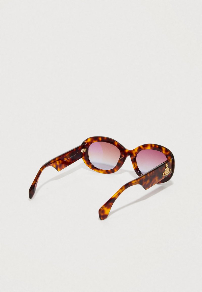Skildpaddebrune solbriller med en rund ramme, gradient lilla linser og en guld logo accent på stangene. Glat plastisk overflade.
