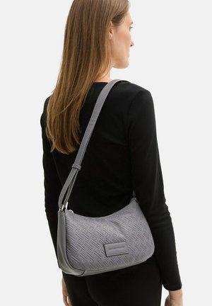 Borsa a spalla sintetica grigia con una texture intrecciata e un design elegante. Tracolla regolabile e accentuazione del logo sul davanti.