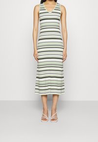 Abito in maglia con scollo a V, senza maniche, con strisce alternate in verde, bianco e marrone scuro, dalla silhouette aderente e lunghezza midi.