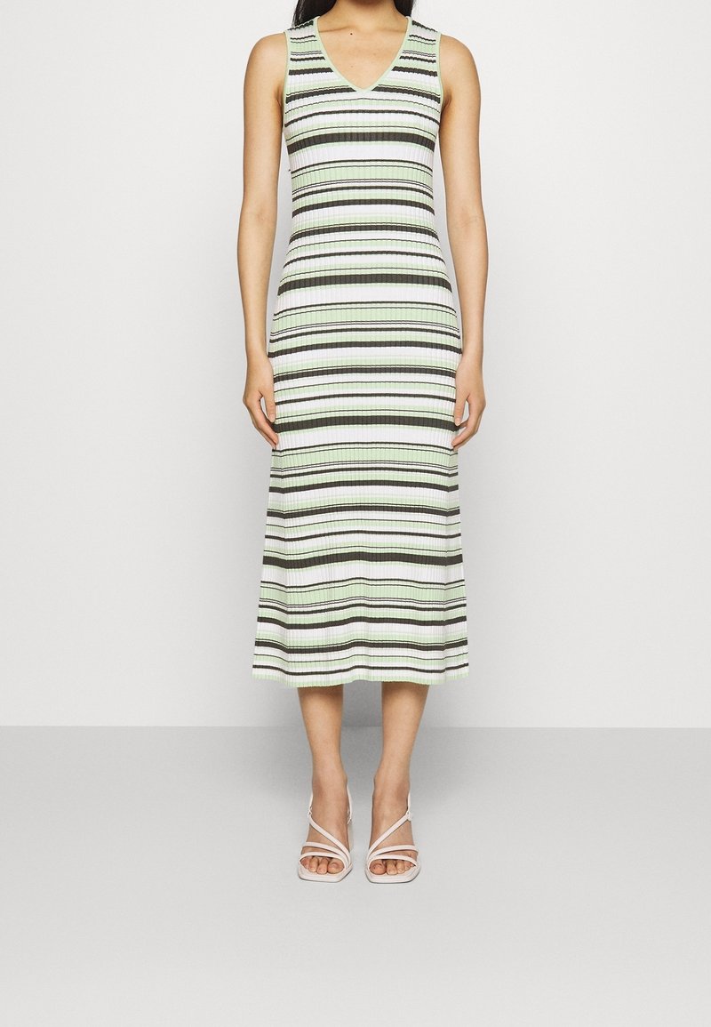Abito in maglia con scollo a V, senza maniche, con strisce alternate in verde, bianco e marrone scuro, dalla silhouette aderente e lunghezza midi.