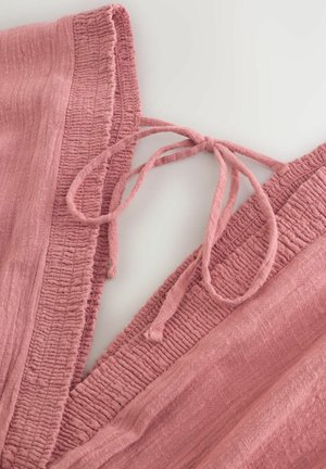 Heleroosa pluus tekstuurse kangaga, millel on lipsuga sulgur ja kogumismustrid. Sile, lõdvalt istuv ja mugava disainiga.