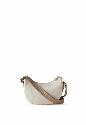 Petit sac bandoulière beige en forme de croissant avec surface texturée et large sangle ajustable comportant un texte en relief.