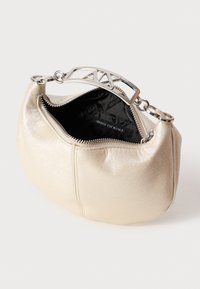 Borsa in oro metallizzato con forma rotonda, superficie texturizzata, chiusura con zip e manico in hardware argentato con un design geometrico.